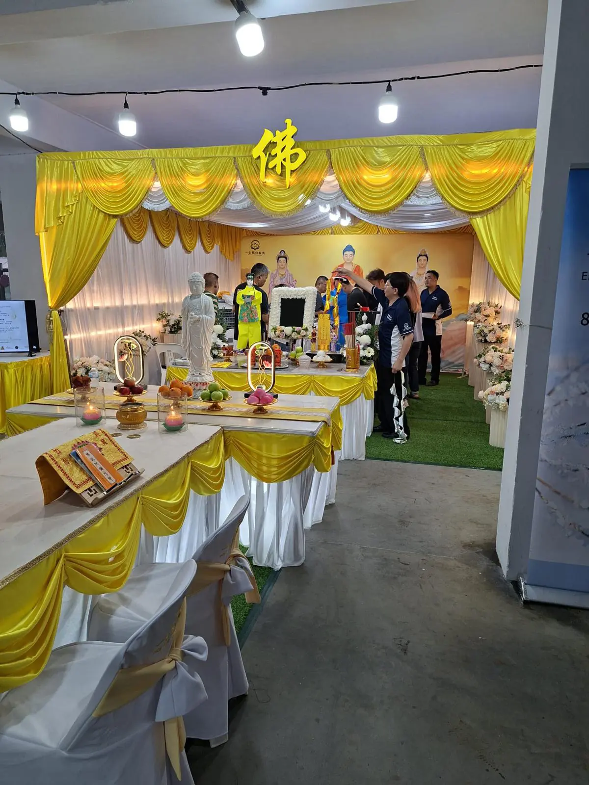 新加坡佛教丧礼灵堂佛坛与家属实景