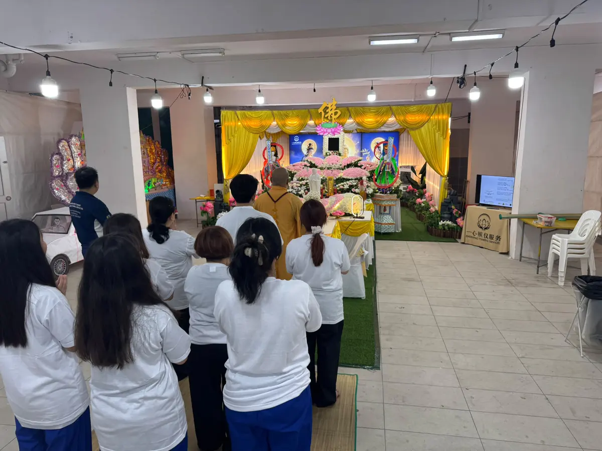 家属参加佛教丧礼祈祷仪式