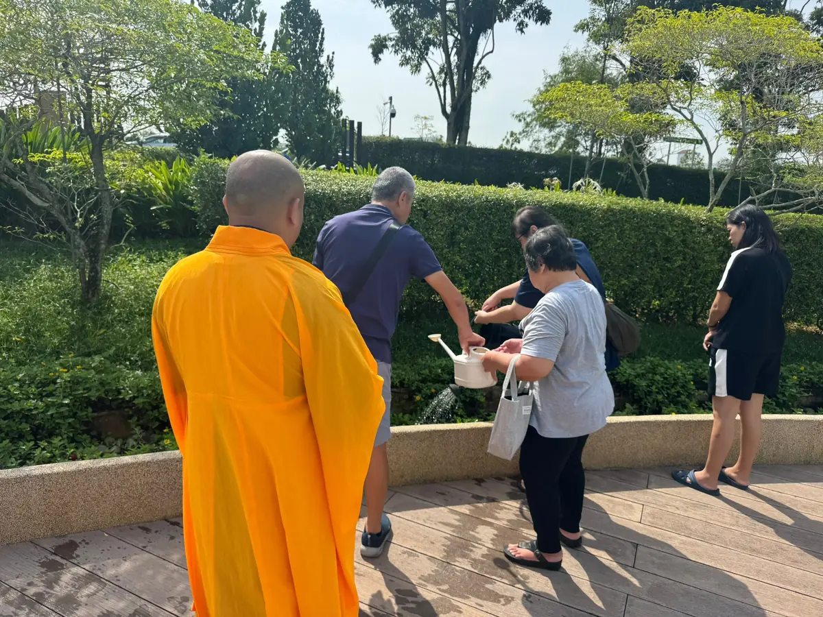 家属在法师陪同下进行佛教骨灰撒放