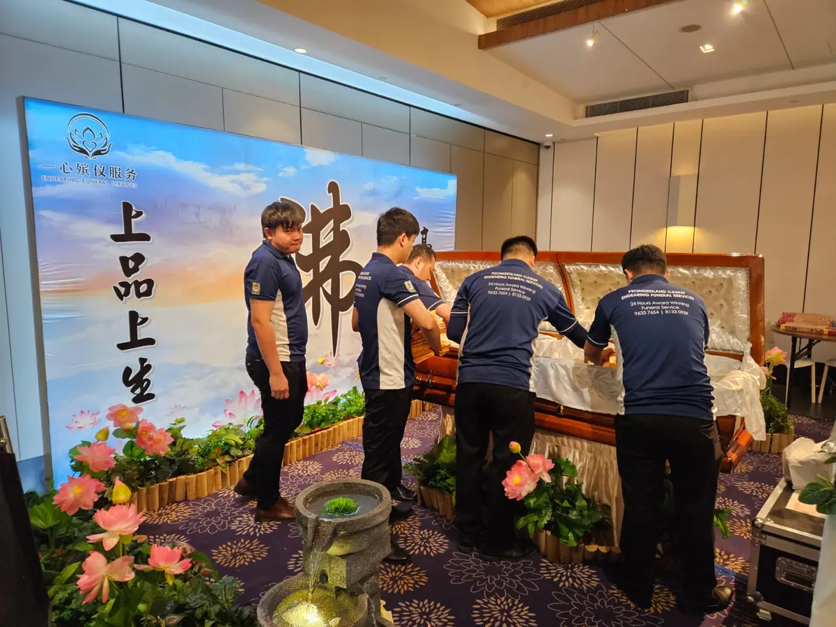 丧礼团队为最后仪式准备棺木