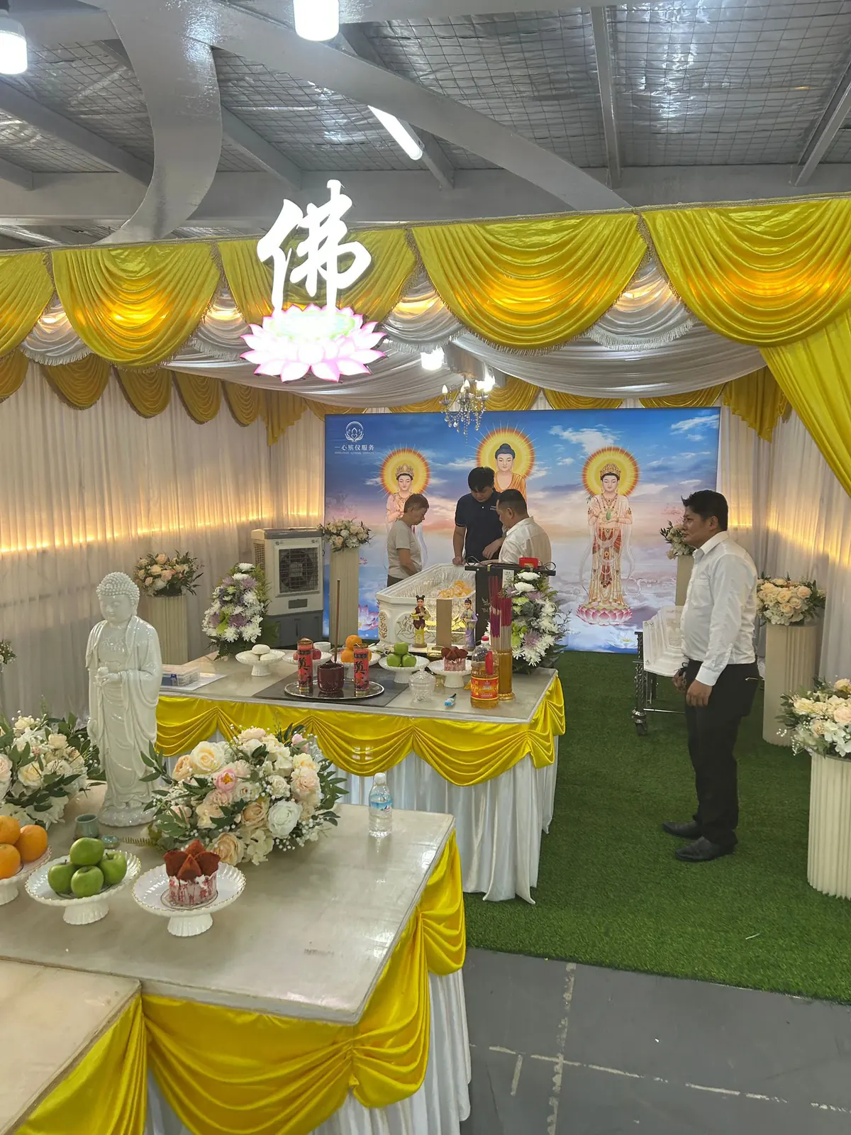 封棺前家属进行最后瞻仰